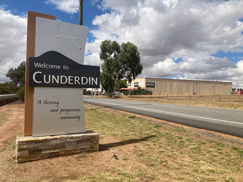 Welcome to Cunderdin, A thriving and progressive community Town Sign